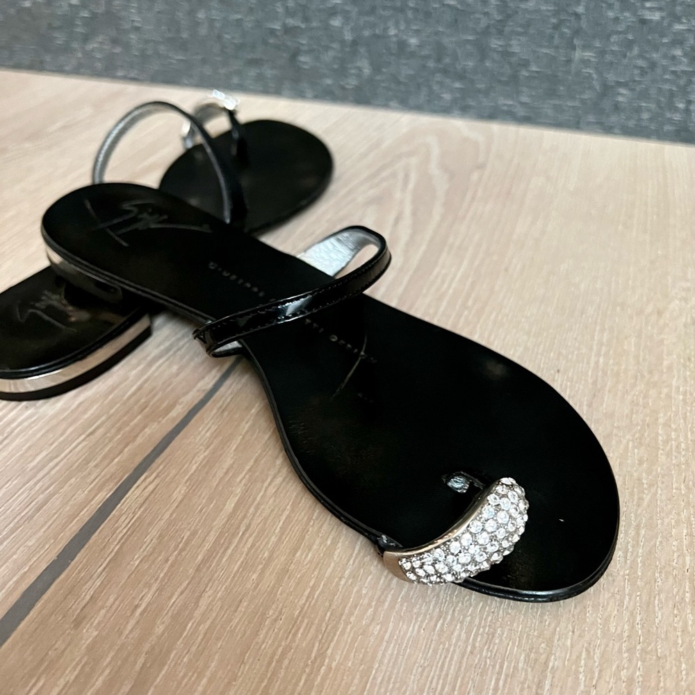 Vintage Giuseppe Zanotti Black Leather and Crystal Toe detail. Size 35